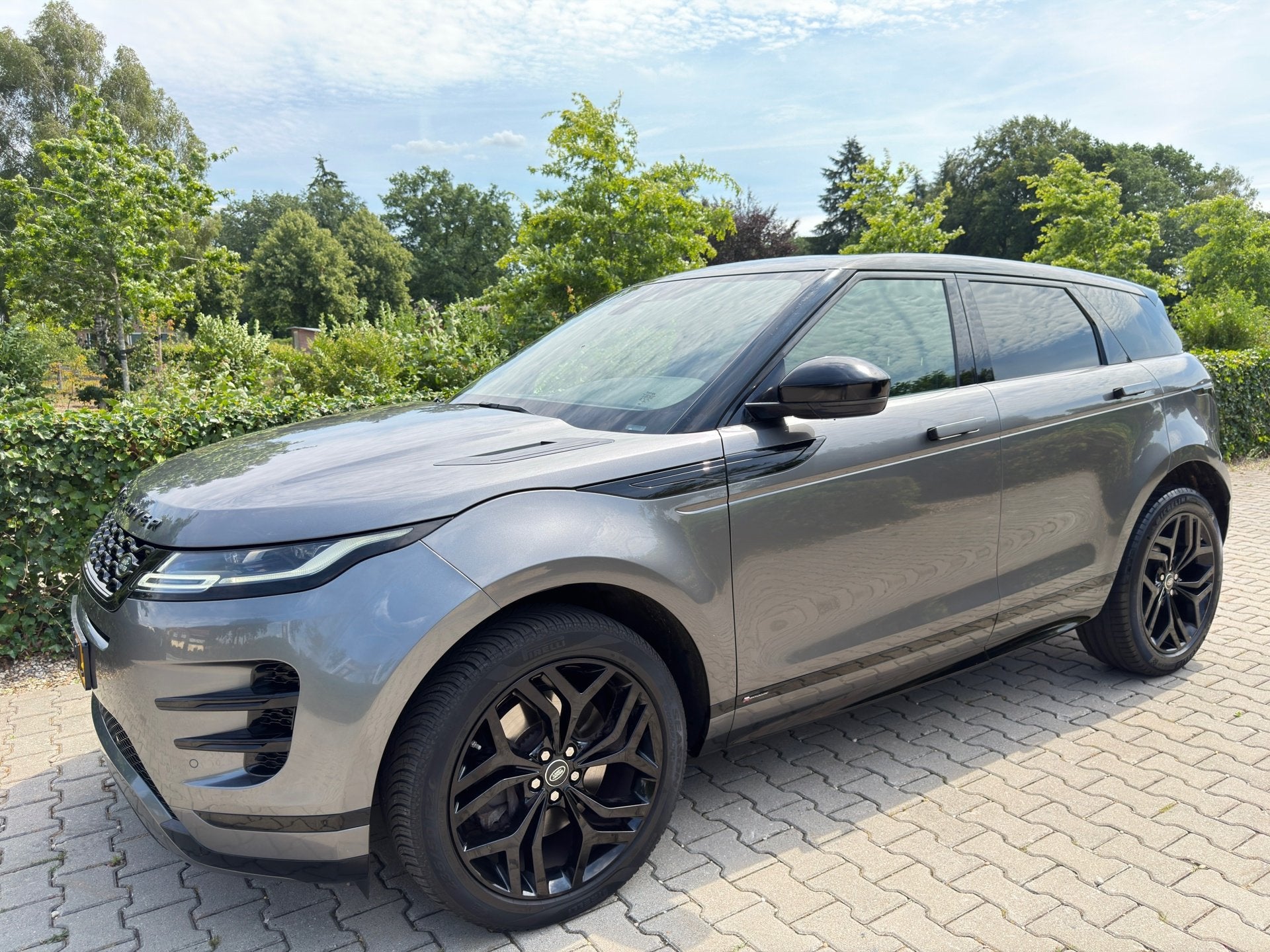Foto 3 van Land Rover Range Rover Evoque 2.0 P200 AWD R-Dynamic HSE BLA