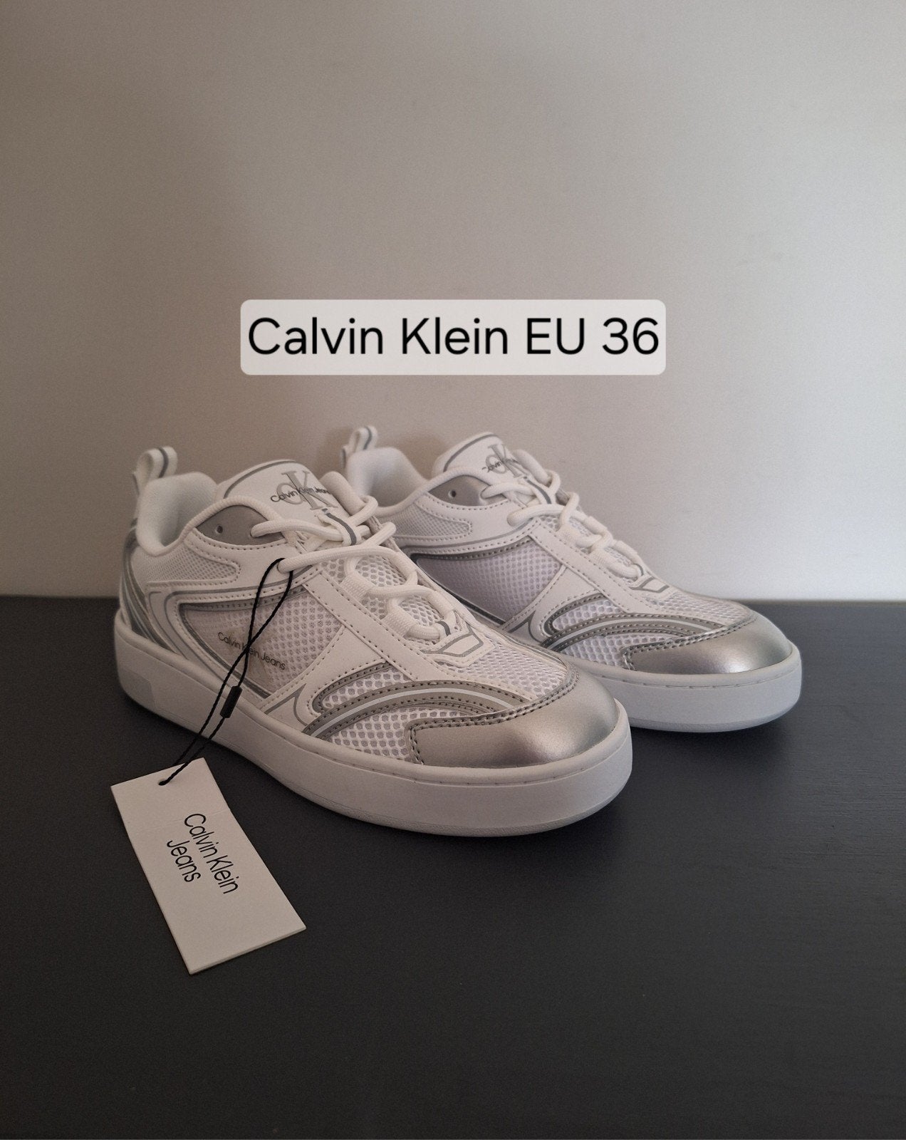 Nieuwe Calvin Klein wit met zilver uniseks sneakers 36, Wit, Nieuw, Ophalen of Verzenden, Sneakers of Gympen