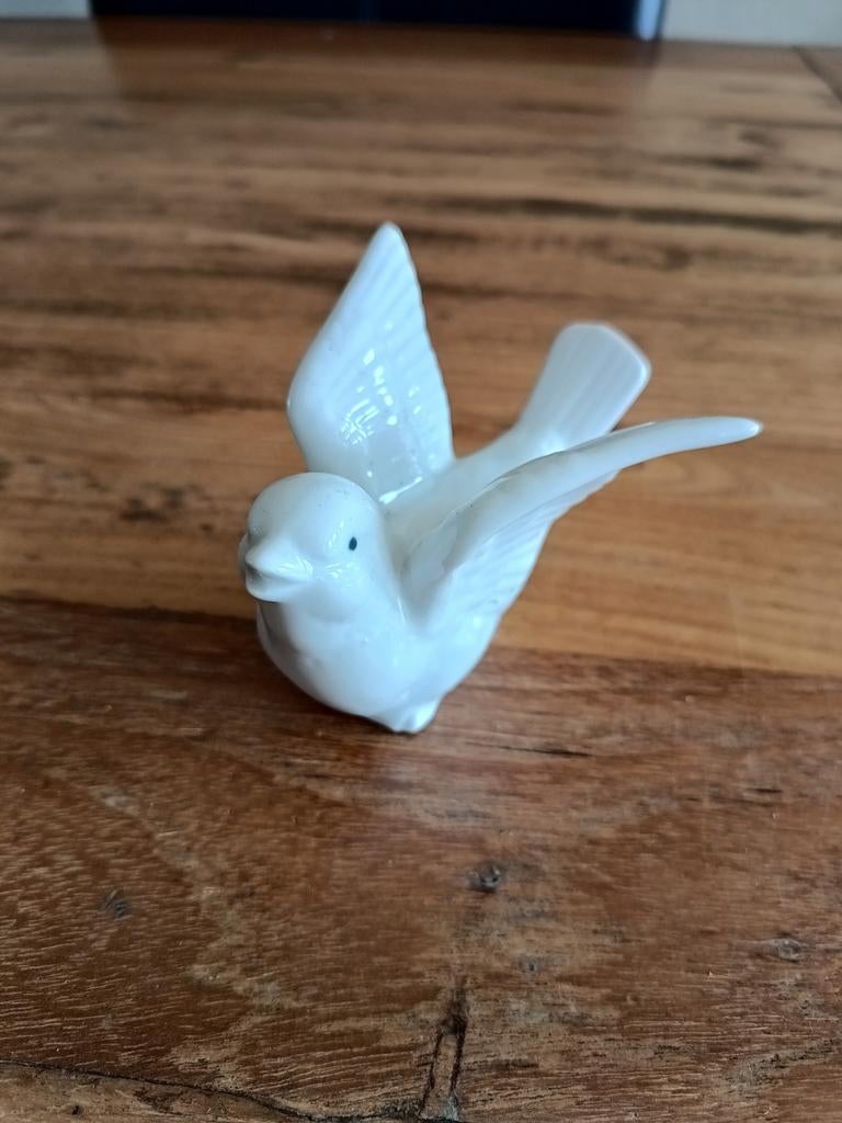 Wit porselein vogeltje fladderen 7 cm hoog, Verzamelen, Ophalen of Verzenden, Zo goed als nieuw, Dier