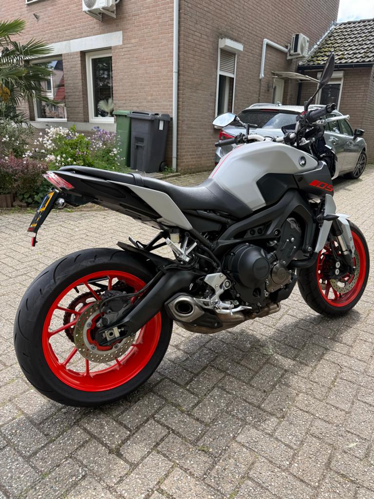 Yamaha MT 09, Particulier, Naked bike