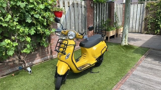 Scooter - AGM VX50 Geel kenteken, Fietsen en Brommers, Gebruikt, Benzine, Ophalen, Overige merken