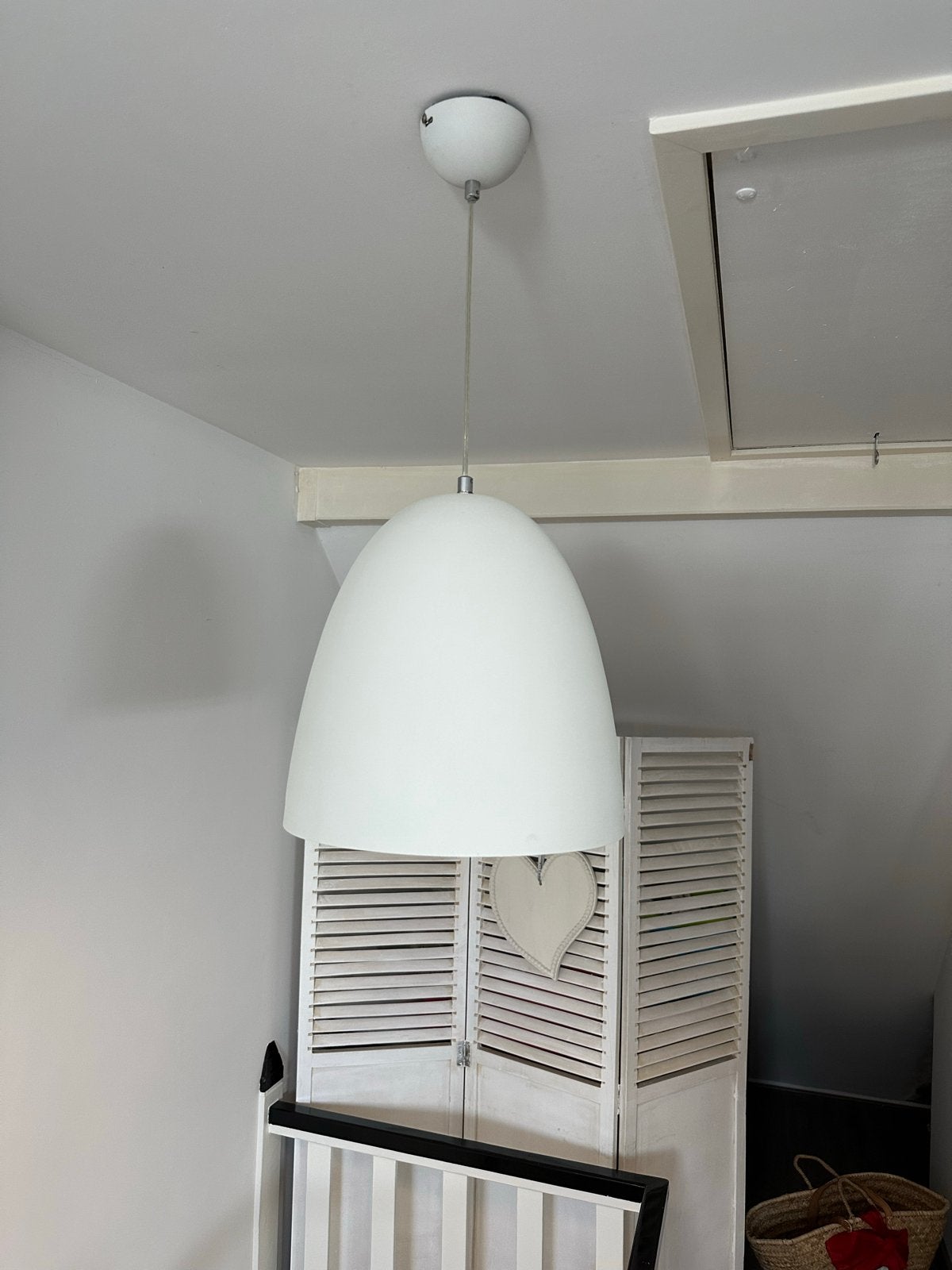 Witte moderne kelklamp (metaal) 2 stuks, Huis en Inrichting, Lampen | Hanglampen, Ophalen of Verzenden, Zo goed als nieuw, Metaal
