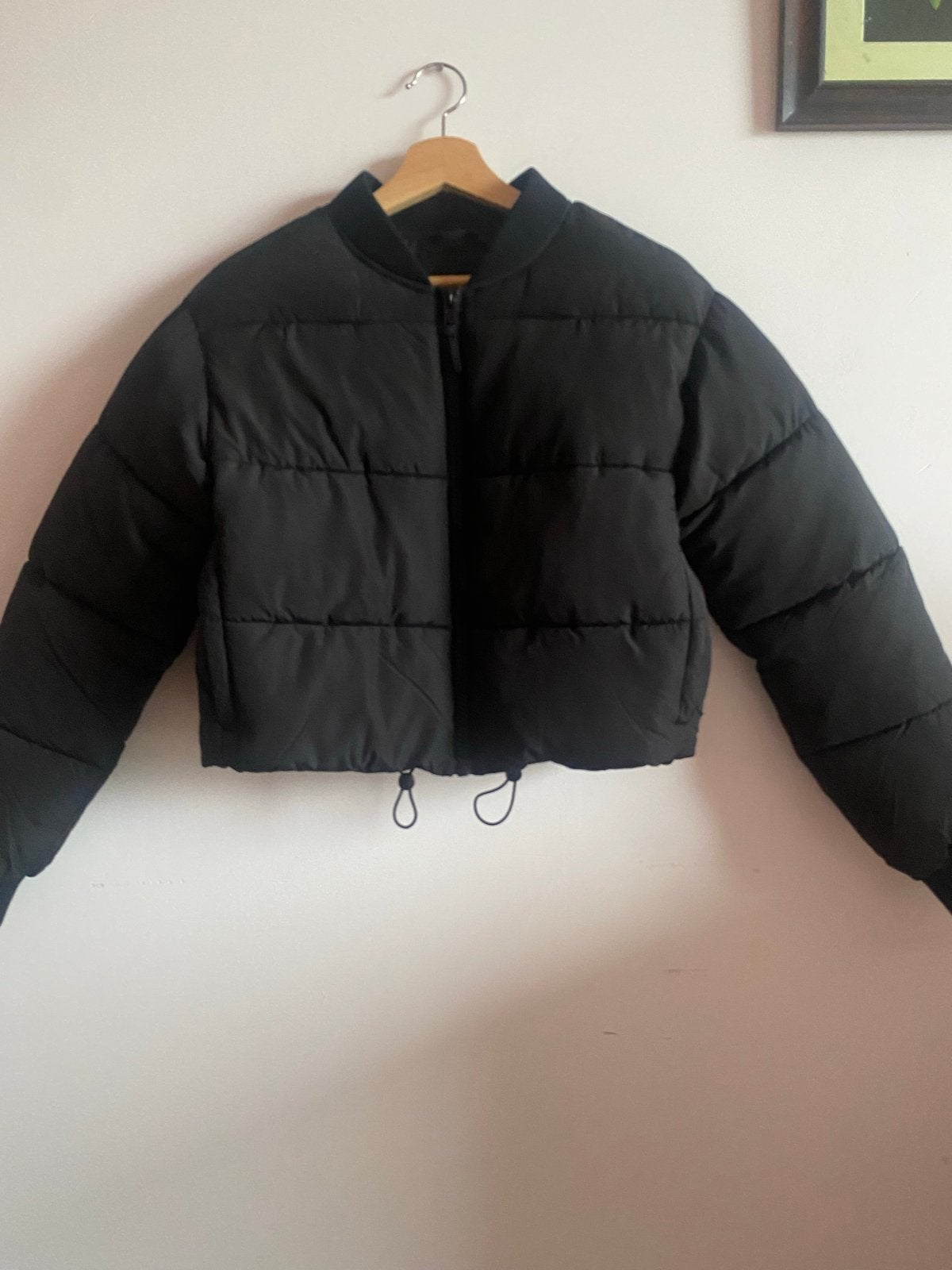 Monki Zwarte Cropped Puffer Jas - nieuw XS, Verzenden, Zo goed als nieuw, Maat 34 (XS) of kleiner, Zwart