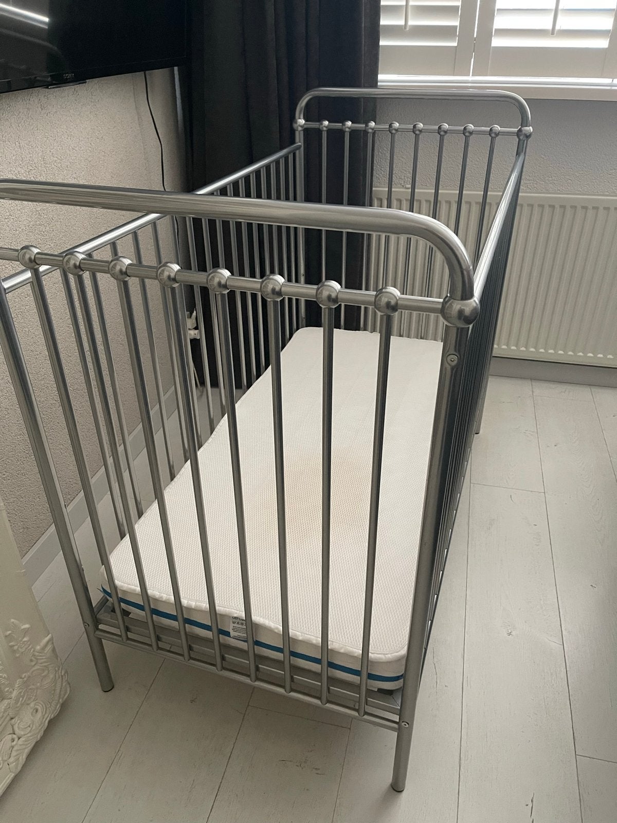 Nostalgisch ijzeren baby kinderbed met veilig matras, Ophalen, Gebruikt, Ledikant