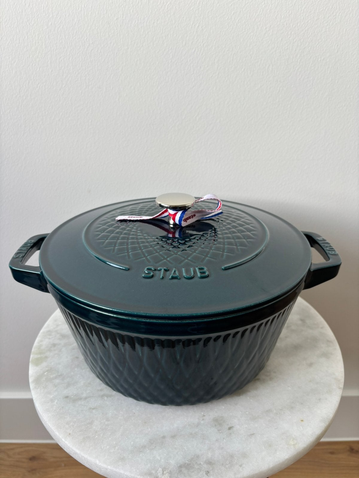 Nieuwe Staub  twister La Mer La cocotte ronde stoofpan  24cm, Gietijzer, Nieuw, Ophalen of Verzenden, D