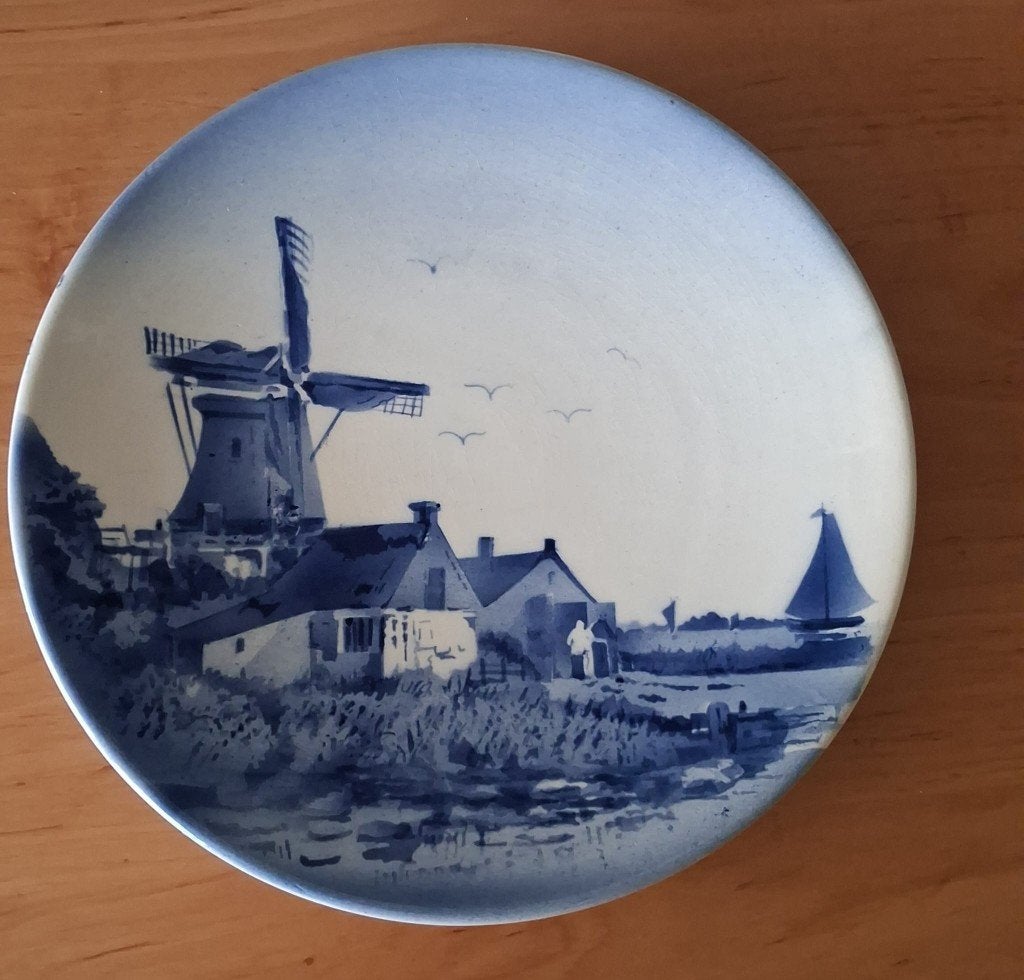 Puntgaaf Delfts blauw bord - met Hollandse molen zeilboot, Antiek en Kunst, Antiek | Wandborden en Tegels, Ophalen of Verzenden
