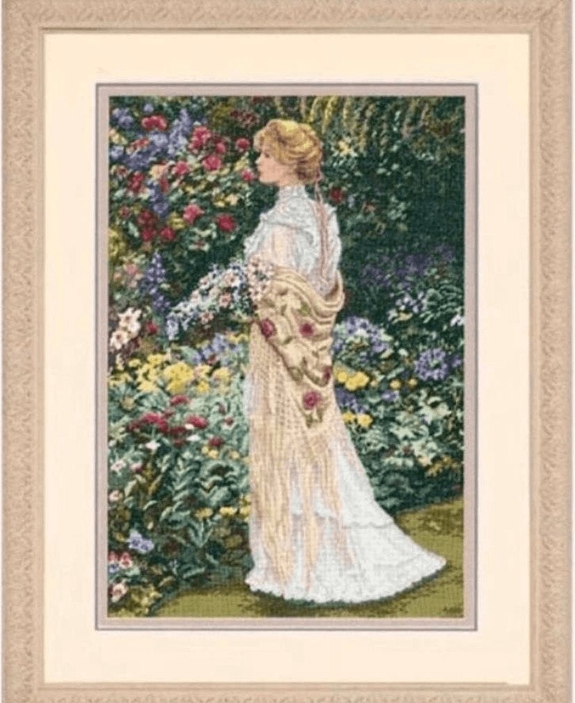 BORDUURPAKKET DIMENSIONS GOLD IN HER GARDEN, Hobby en Vrije tijd, Borduren en Borduurmachines, Verzenden, Nieuw, Handborduren