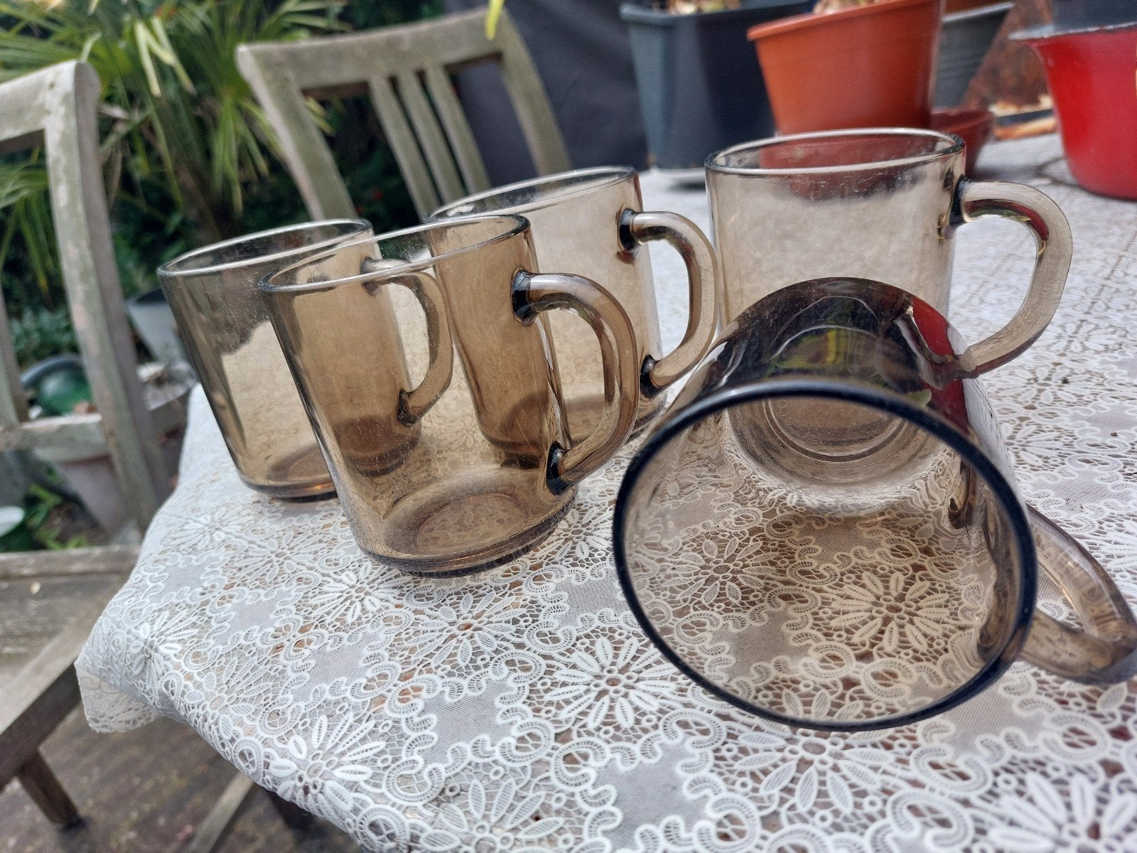 5 Vintage Arcoroc mokken bruin rookglas, Ophalen of Verzenden, Glas, Overige stijlen, Kop(pen) en/of Schotel(s)