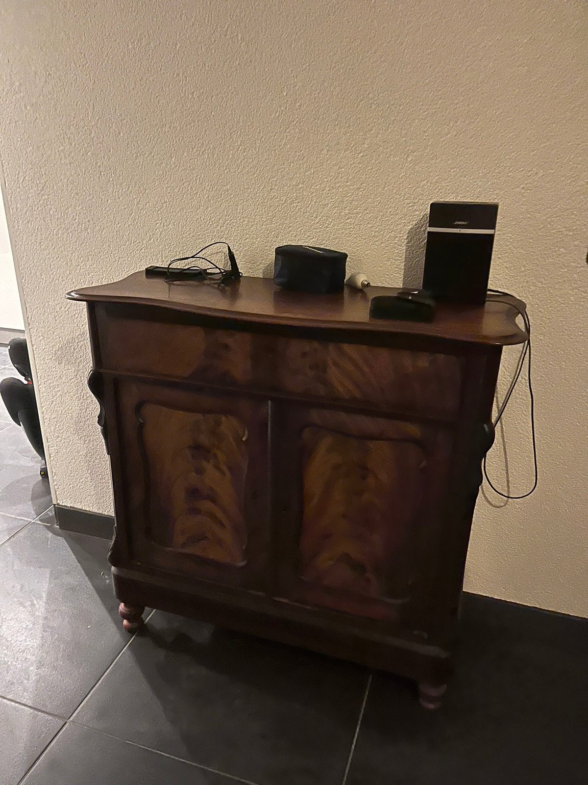 Notenhouten vintage kastje, Ophalen