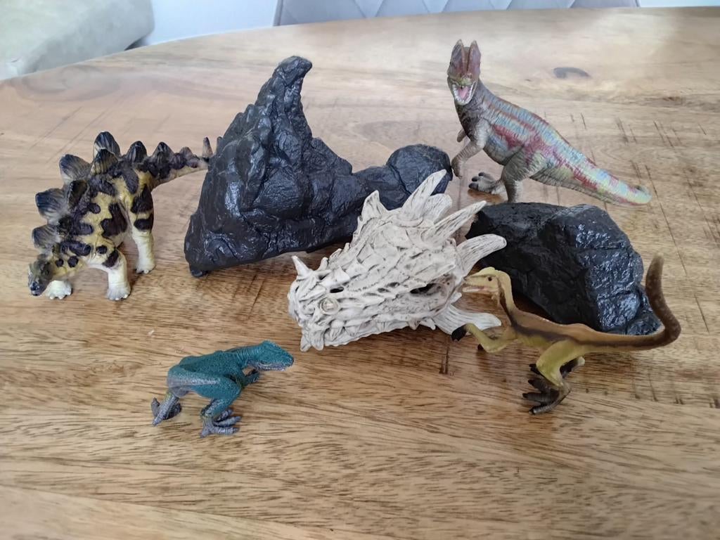 Schleich Dino's met rotsen, Verzamelen, Dierenverzamelingen, Ophalen of Verzenden, Zo goed als nieuw, Paard, Beeldje of Figuurtje