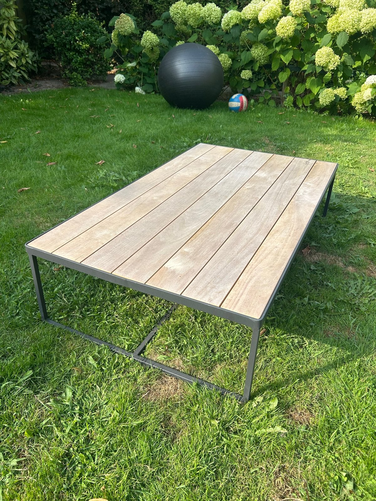 Salontafel met houten blad en gepoedercoat stalen frame, Ophalen, 4 zitplaatsen, Nieuw, Bijzettafel