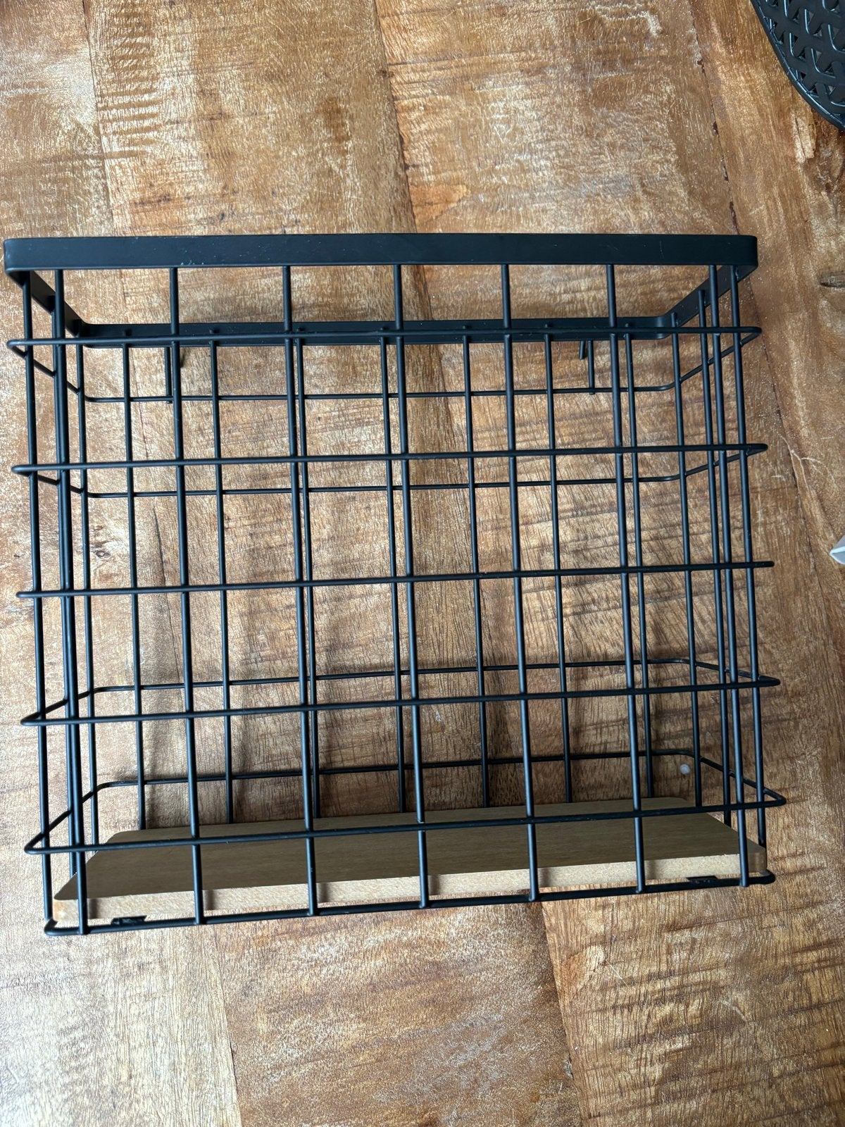 Zwart metalen mand met houten bodem - Ophangbaar, Gebruikt, Mand, Metaal, Rechthoekig