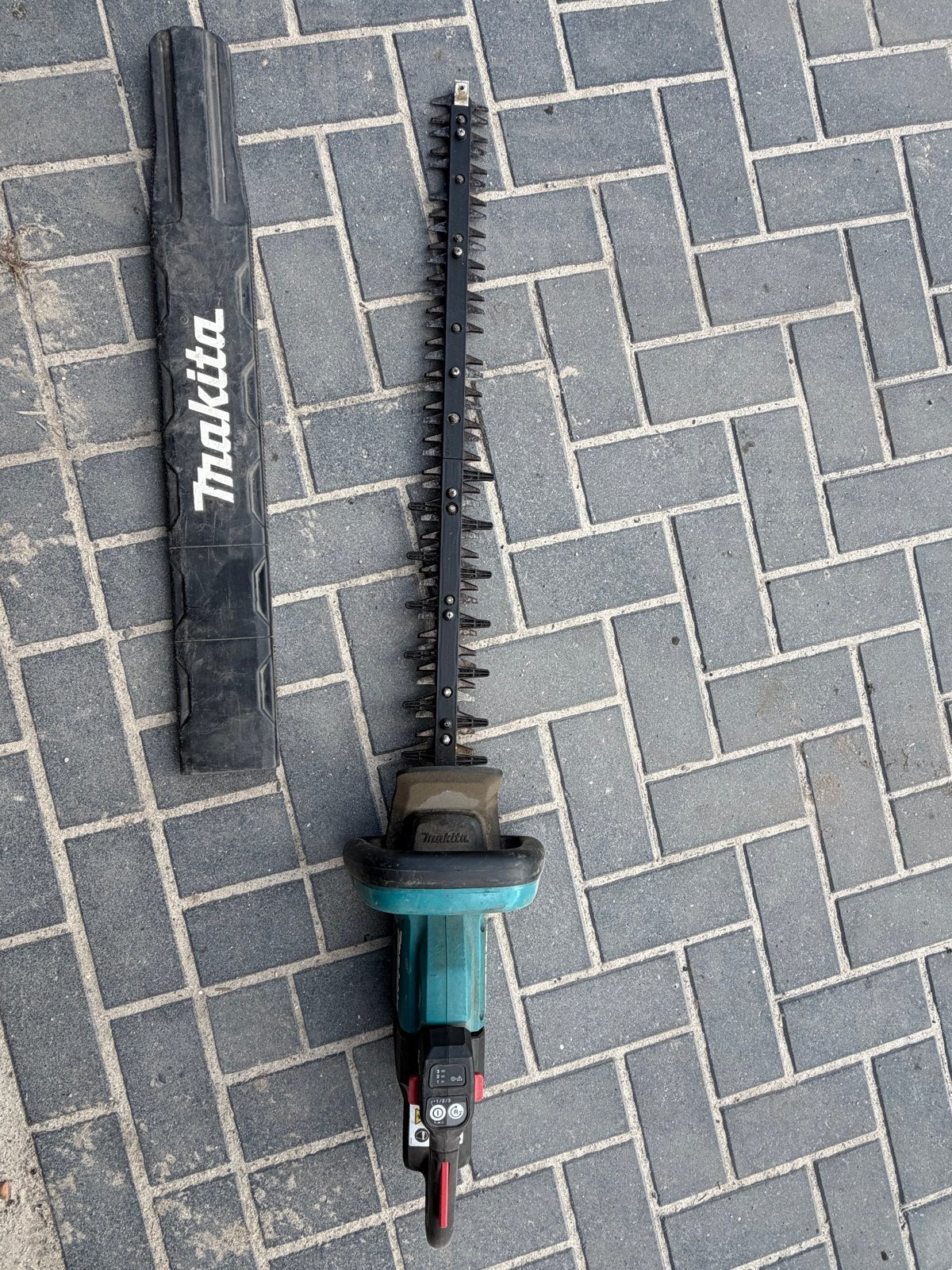 Makita Heggenschaar 40V - Mes onderzijde stukje uit, Ophalen of Verzenden, Gebruikt, Accu