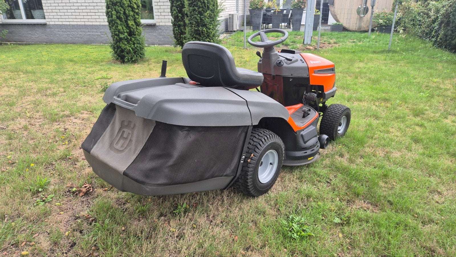 Foto 4 van Husqvarna TC138 zitmaaier zo goed als nieuw