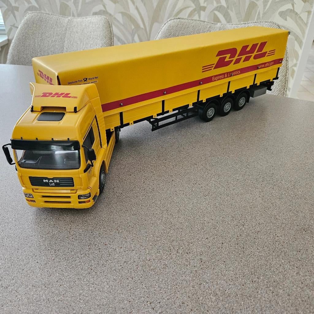EMEK: MAN TGS TREKKER + HUIFOPLEGGER DHL, Hobby en Vrije tijd, Ophalen of Verzenden, Zo goed als nieuw, Bus of Vrachtwagen, Overige merken
