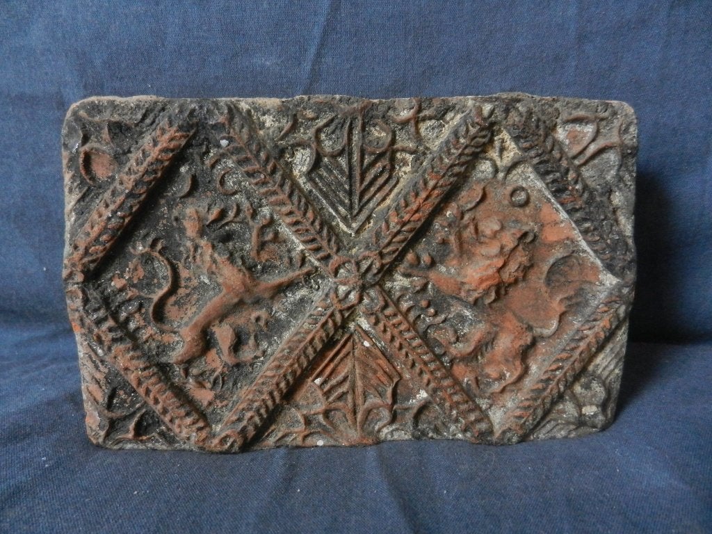 Haardsteen met in relief klimmende leeuwen in ruit 19e eeuw1, Ophalen of Verzenden