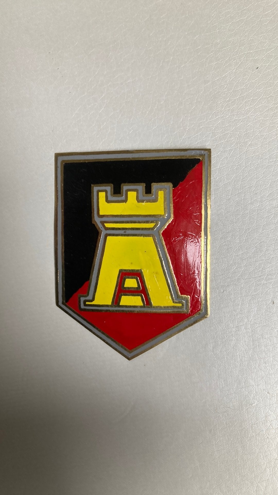 KNIL Stafkwartier A-Divisie 2e model, Ophalen of Verzenden, Landmacht, Nederland, Embleem of Badge
