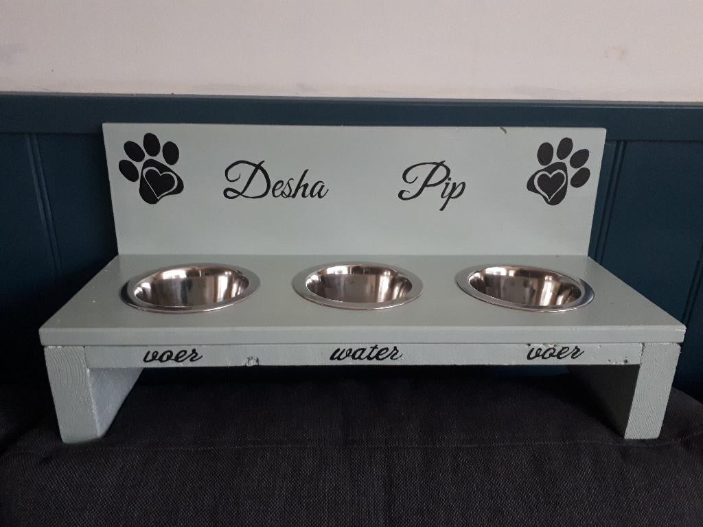 Luxe katten Voerbak Standaard met 3 RVS Bakken – Handgemaakt, Dieren en Toebehoren, Info@rwhoutidee.nl, Nieuw, RW Houtidee – Fabrikant van handgemaakte houten huis-, tuin-, cadeau- en dierenartikelen op maat. Unieke wegwijzerborden, geboorte borden, tuinborden, honden voerbak standaards en decoratie. Alles naar wens gemaakt, duurzaam hout en altijd uniek vakwerk.