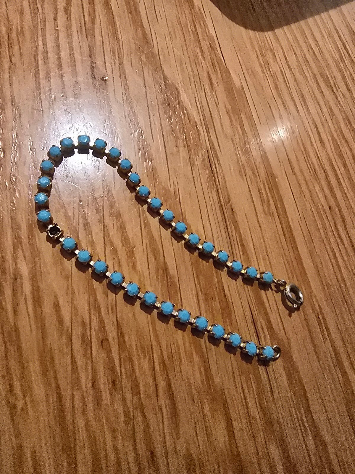 Goud kleurige tennisarmband met turquoise steentjes, Sieraden, Tassen en Uiterlijk, Overige materialen, Gebruikt, Blauw, Ophalen of Verzenden