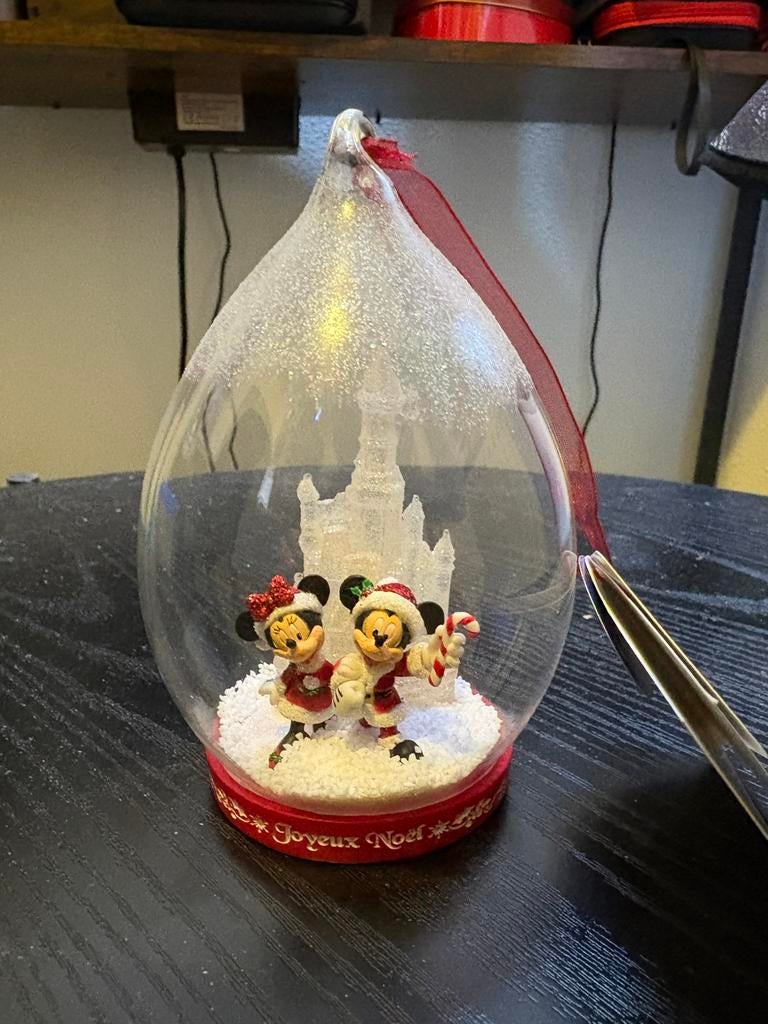 Disney kerstbal met verlichting, Ophalen of Verzenden, Overige figuren, Nieuw, Beeldje of Figuurtje