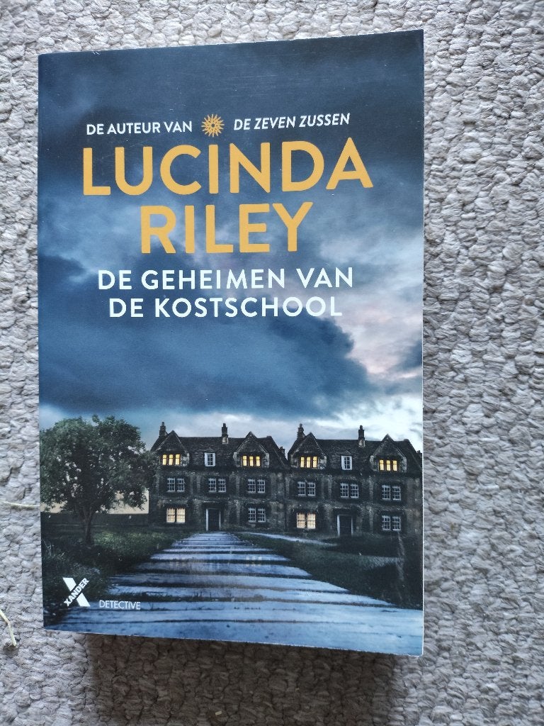 Lucinda Riley De Geheimen van de Kostschool, Ophalen of Verzenden, Zo goed als nieuw, Lucinda Riley