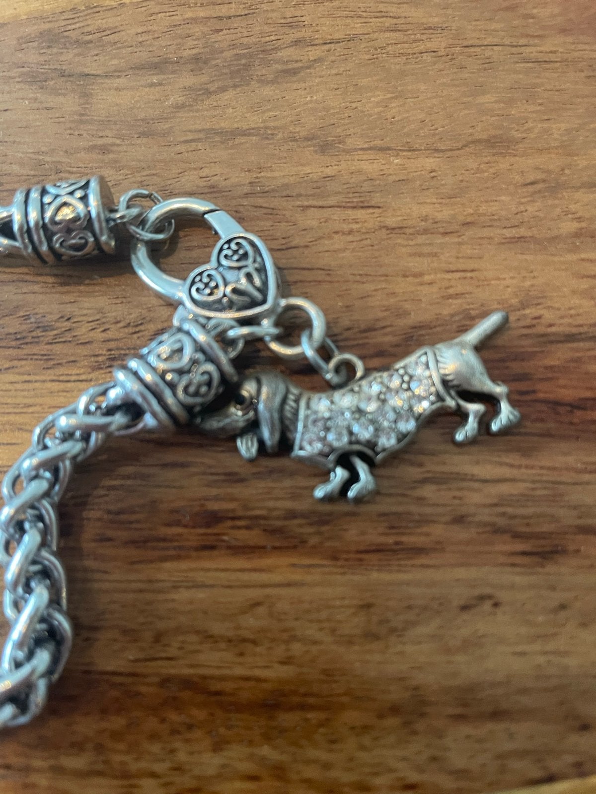 Zilverkleurige armband met teckel bedel, Overige materialen, Ophalen of Verzenden, Zo goed als nieuw, Zilver