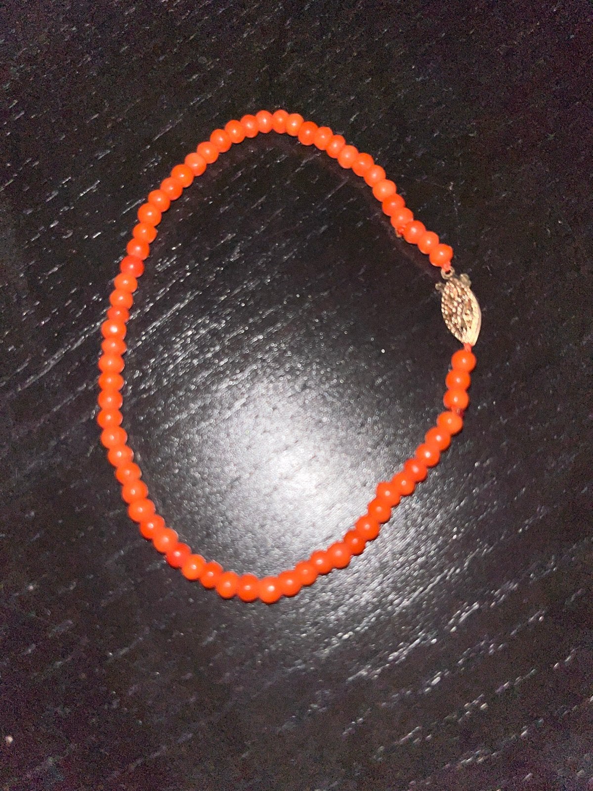 Bloedkoralen armband 19cm met gouden slotje, Ophalen of Verzenden, Goud