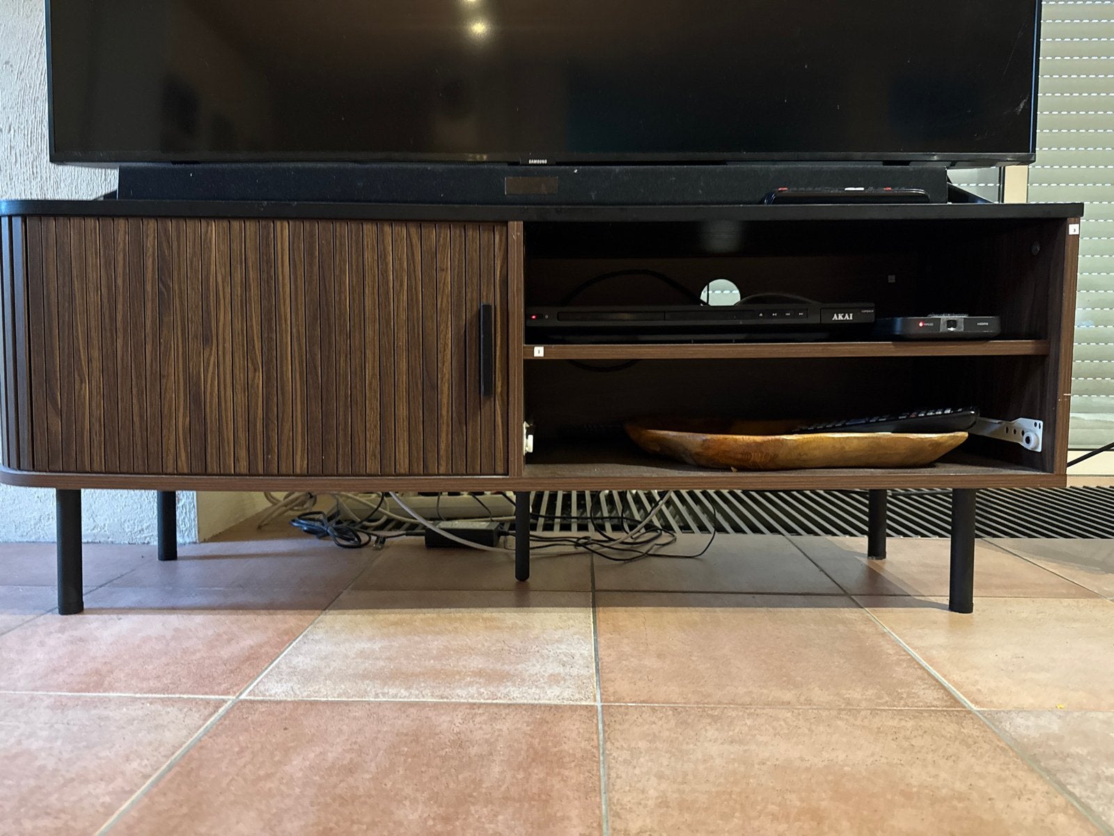 Modern tv-meubel met roldeur en opbergruimte, Huis en Inrichting, Kasten | Televisiemeubels, Ophalen, Gebruikt, 100 tot 150 cm