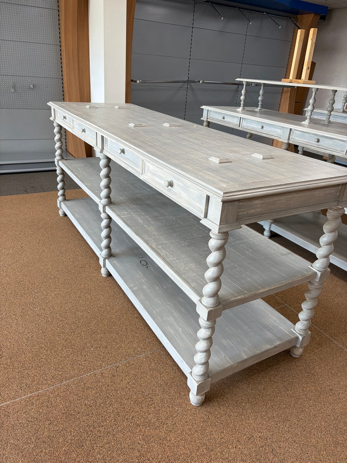 Lange houten displaytafel met gedraaide poten, Ophalen, Zo goed als nieuw