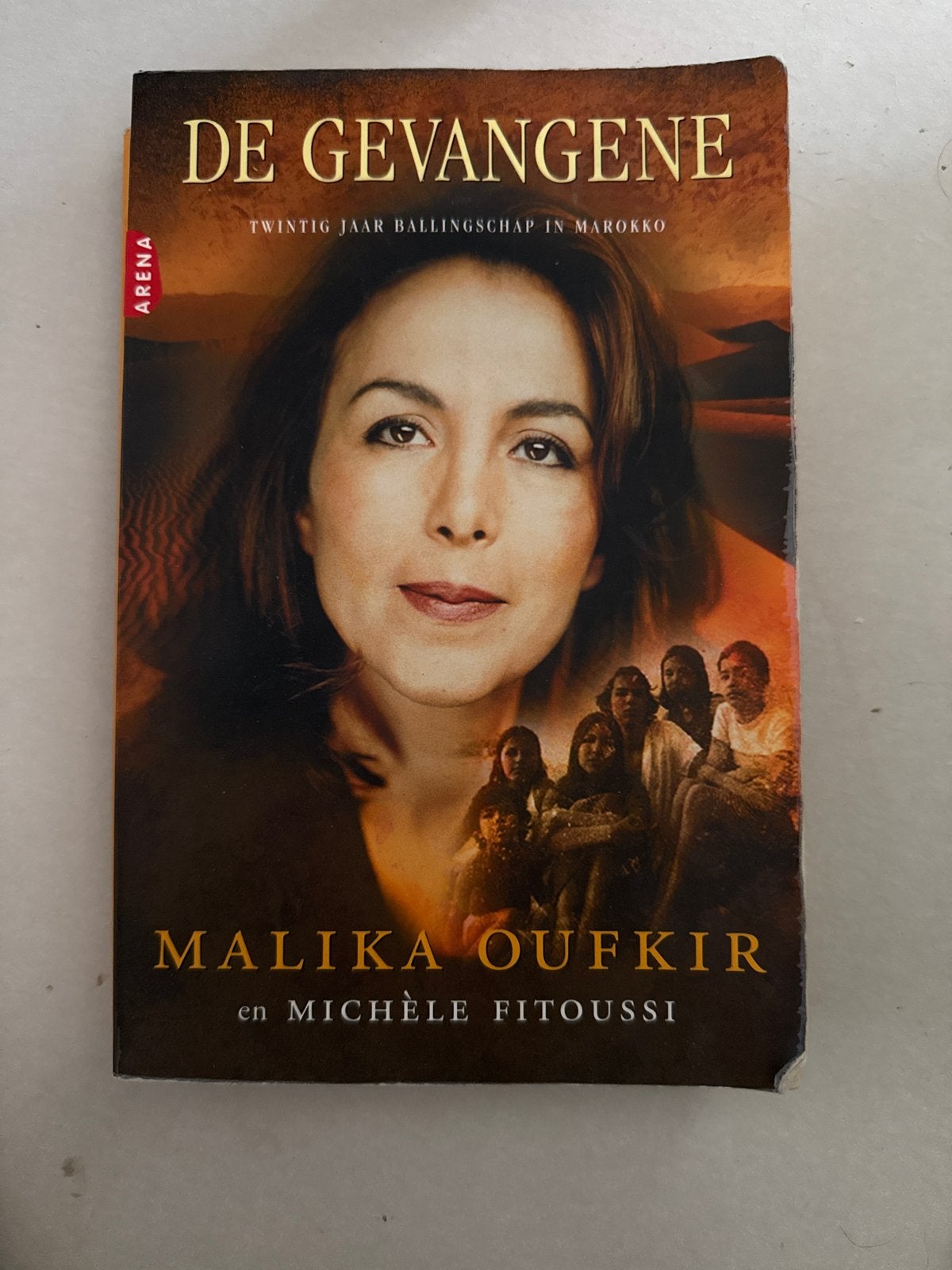 De Gevangene - Malika Oufkir - Twintig jaar ballingschap, Boeken, Ophalen of Verzenden, Gelezen, Politiek