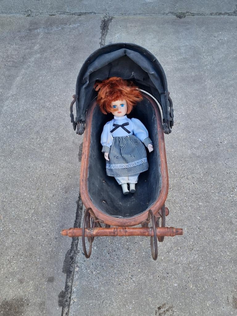 Vintage pop in houten kinderwagen, Ophalen, Gebruikt, Overige typen