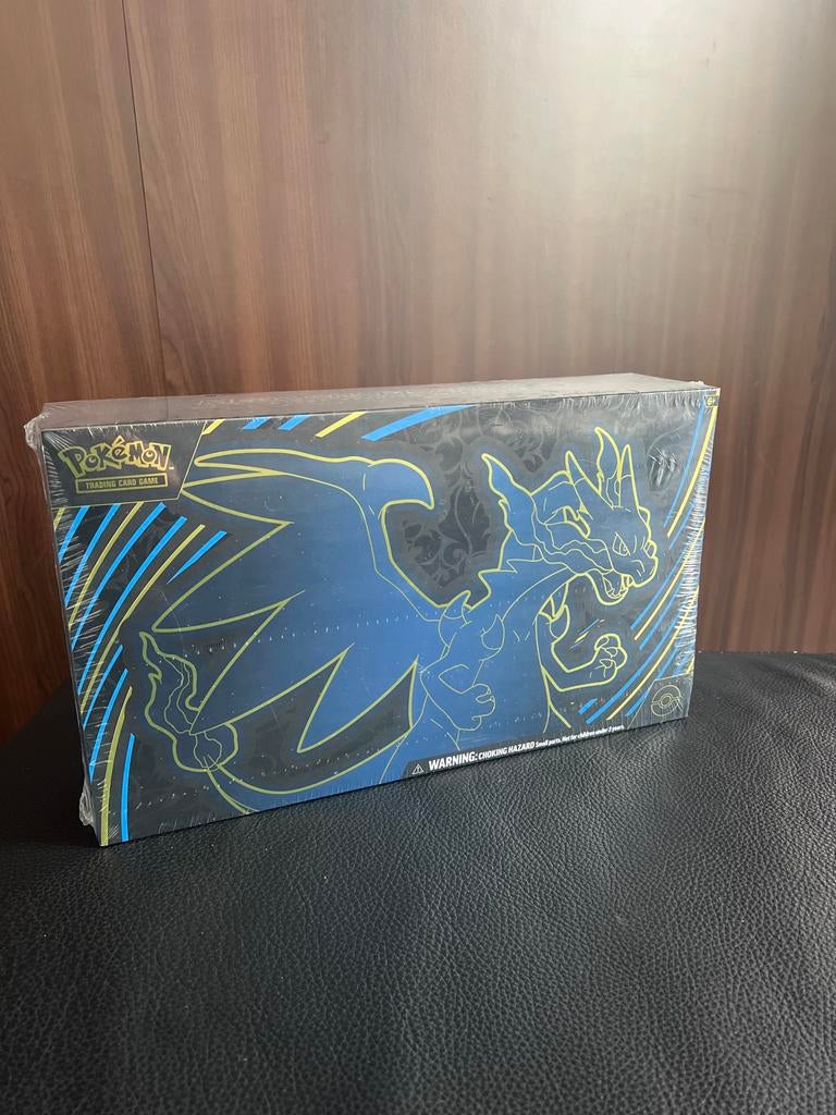 Pokémon Charizard Ultra Premium Collection Box, Ophalen of Verzenden, Zo goed als nieuw