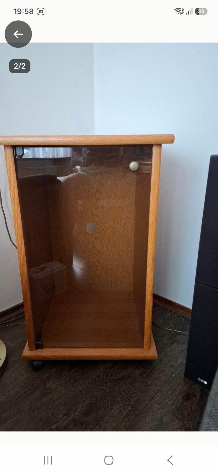 Houten kastje met glazen deur op wieltjes, Ophalen
