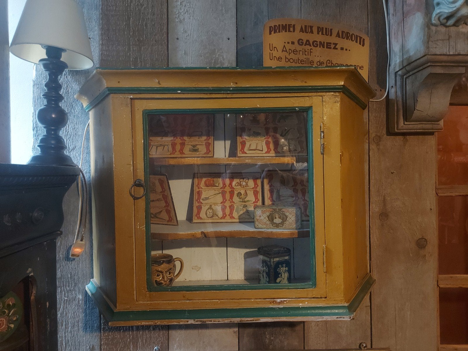 Antiek Hollands hang vitrine kastje orginele verf, Ophalen