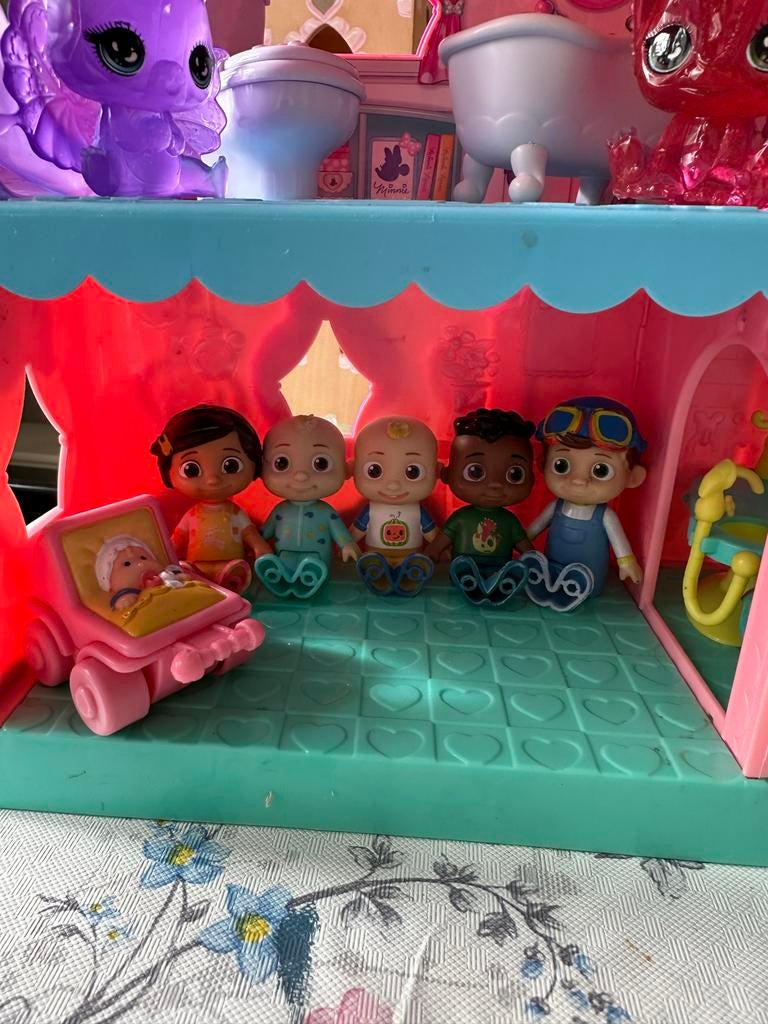 Popenhuis met Cocomelon speelset & figuren Minnie Mouse huis, Ophalen of Verzenden, Gebruikt, Overige typen