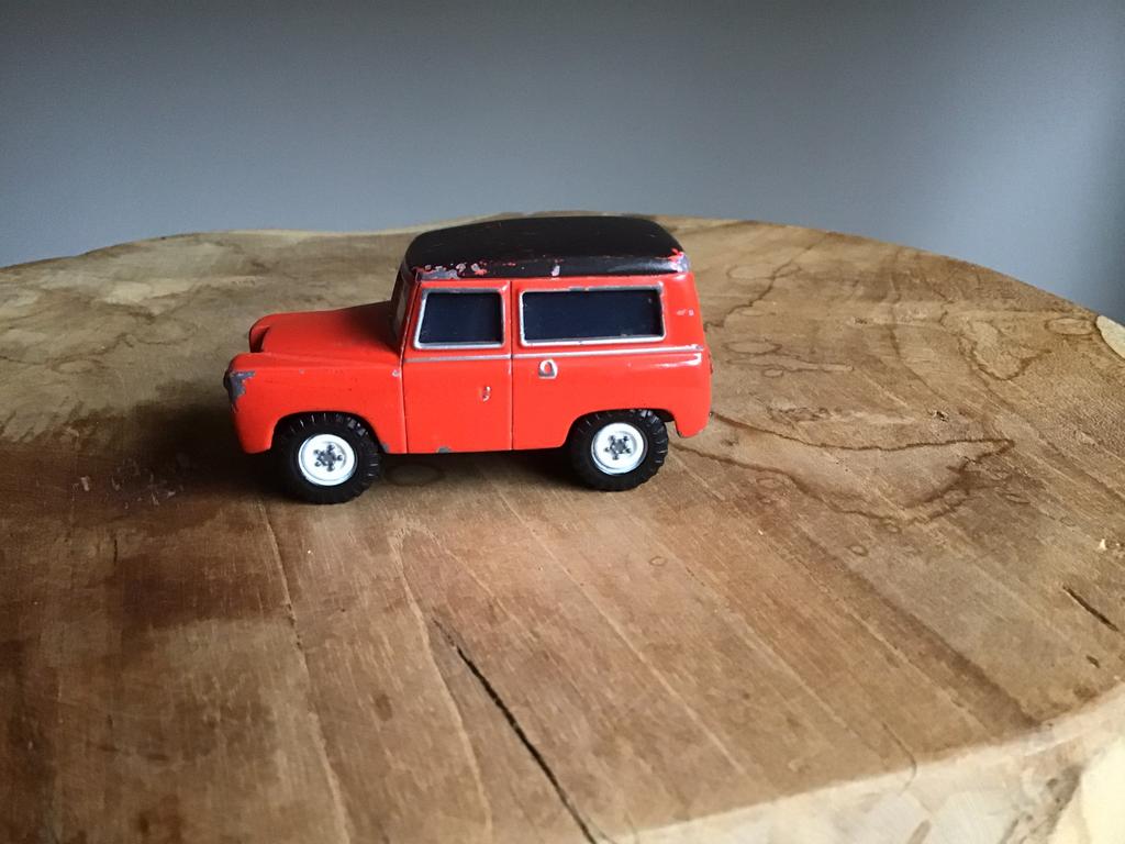 Disney pixar matel rode landrover vintage modelauto, Ophalen, Zo goed als nieuw, Bburago