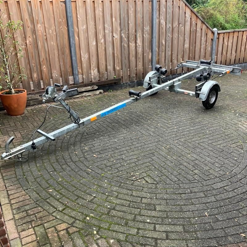 Enkel-assige boottrailer met handlier, Ophalen, Minder dan 1500 kg, Gebruikt, Open zeilboottrailer