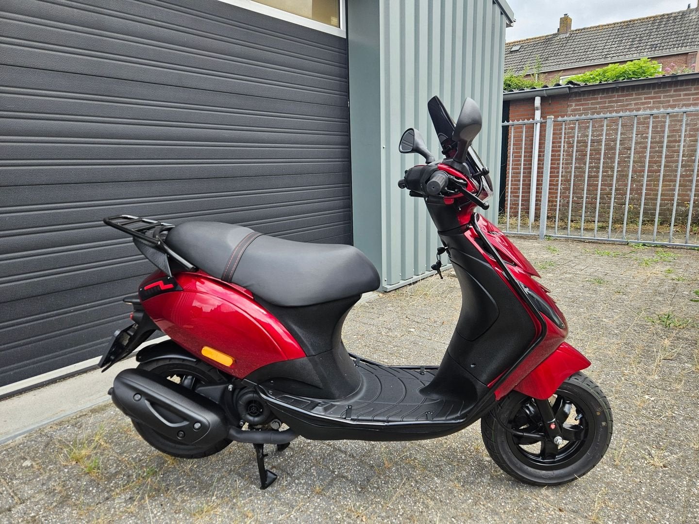 PIAGGIO ZIP 4T E5 BROM BJ12-2025 CANDY RED 2239KM MAL VARIO, Fietsen en Brommers, Scooters | Piaggio, Onbekend, Ophalen of Verzenden