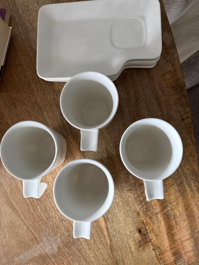 Intermezzo Koffie/Thee Servies - 4 Kopjes & Schotels, Ophalen of Verzenden, Zo goed als nieuw, Effen, Kop(pen) en/of Schotel(s)