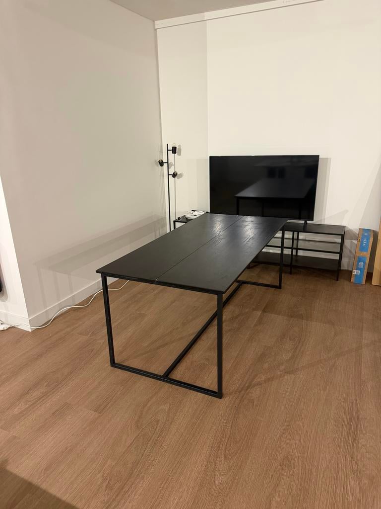 Zwarte eettafel/bureau met metalen onderstel, Huis en Inrichting, Tafels | Eettafels, Gebruikt, Vijf personen of meer, 150 tot 200 cm
