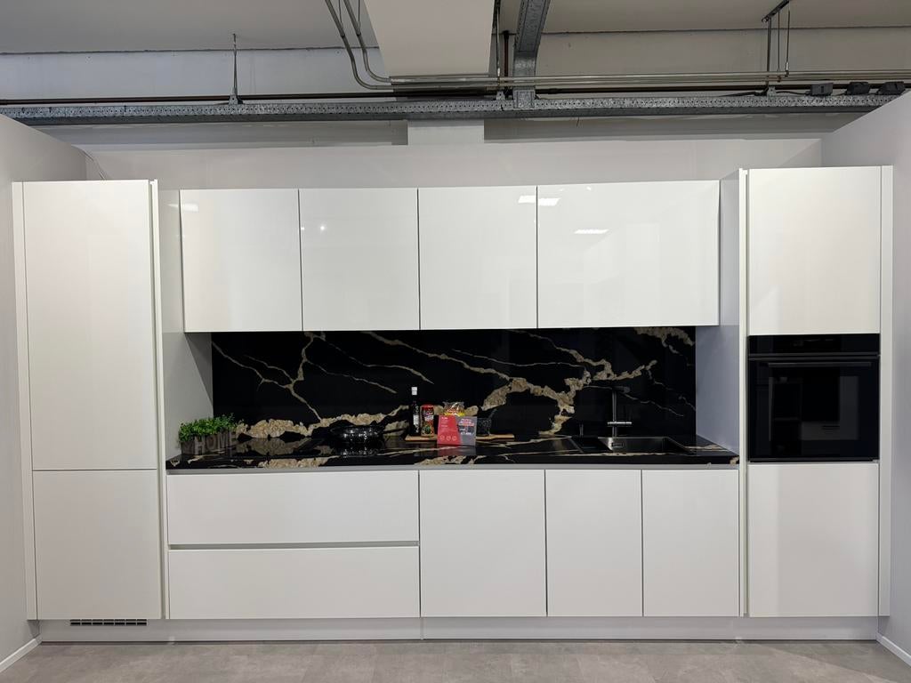 Showroom keuken wit hoogglans gelakt met graniet werkblad, Huis en Inrichting, Keuken | Complete keukens, Ophalen, Wit, Enkelwandige keuken