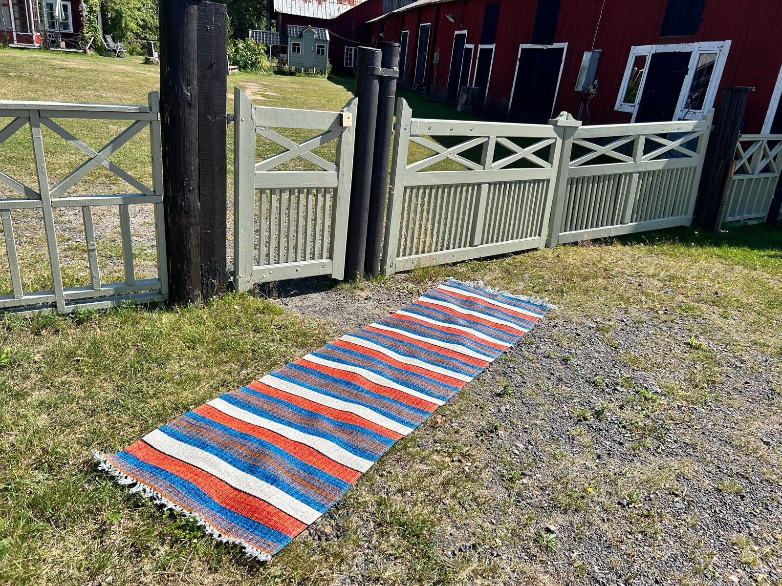 Lange Zweedse Plastmatta Loper - Heldere Kleuren, Gebruikt, Scandinavisch, Blauw, Vintage