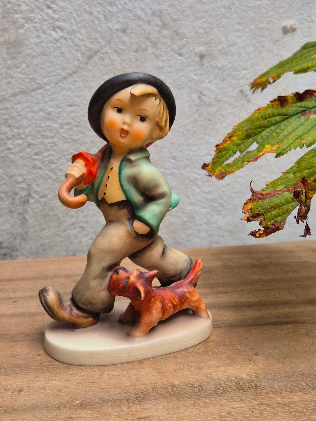 Origineel Goebel Beeldje Jongen met Hond en Paraplu, Verzamelen, Ophalen of Verzenden, Gebruikt, Hummel
