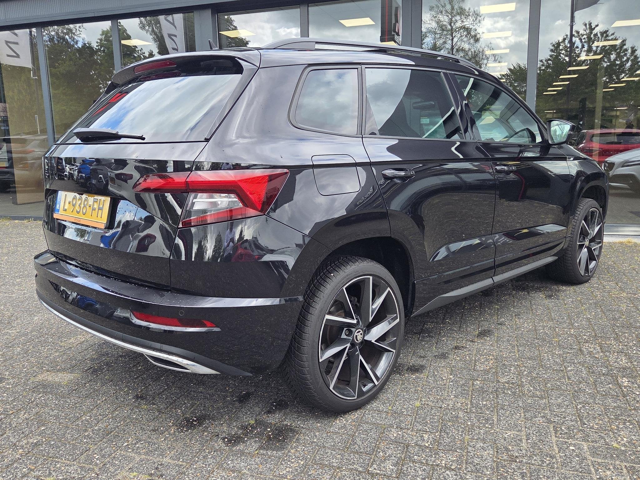 Skoda Karoq 1.5 TSI ACT Sportline Business | Panoramadak | A, Auto's, Stof, 4 cilinders, Zwart, Bedrijf
