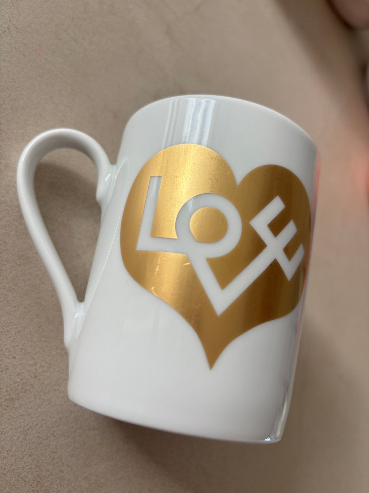 Vitra mok LOVE goud, Gebruikt, Ophalen of Verzenden, Overige stijlen, Kop(pen) en/of Schotel(s)