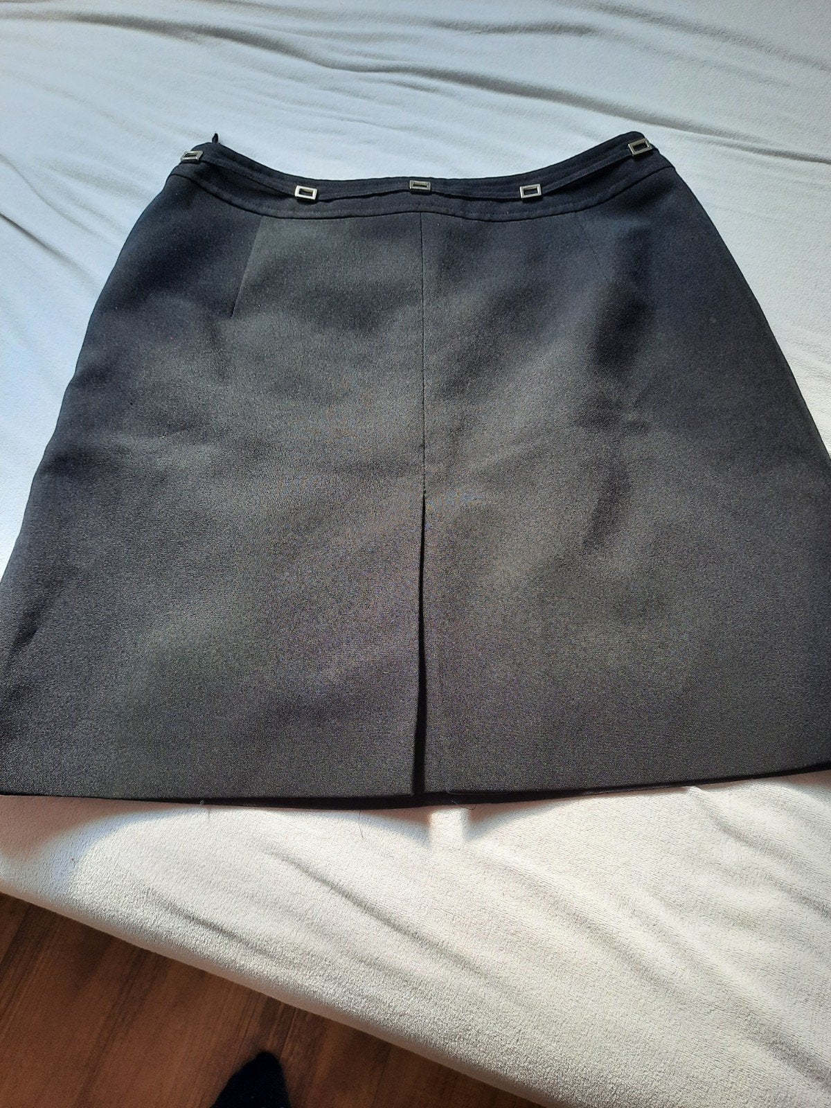 Zwarte Hirsch rok met gespdetails mt m, Kleding | Dames, Maat 38/40 (M), Zwart, Zo goed als nieuw, Knielengte