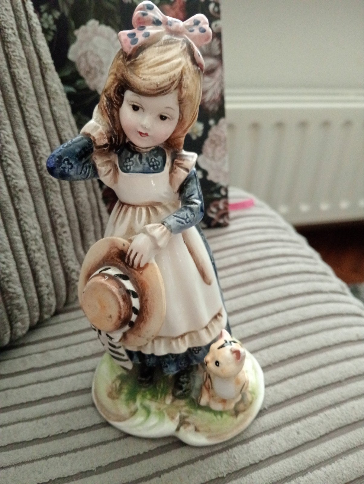 Vintage Porseleinen Beeldje Meisje met Kat en Hoed, Ophalen of Verzenden