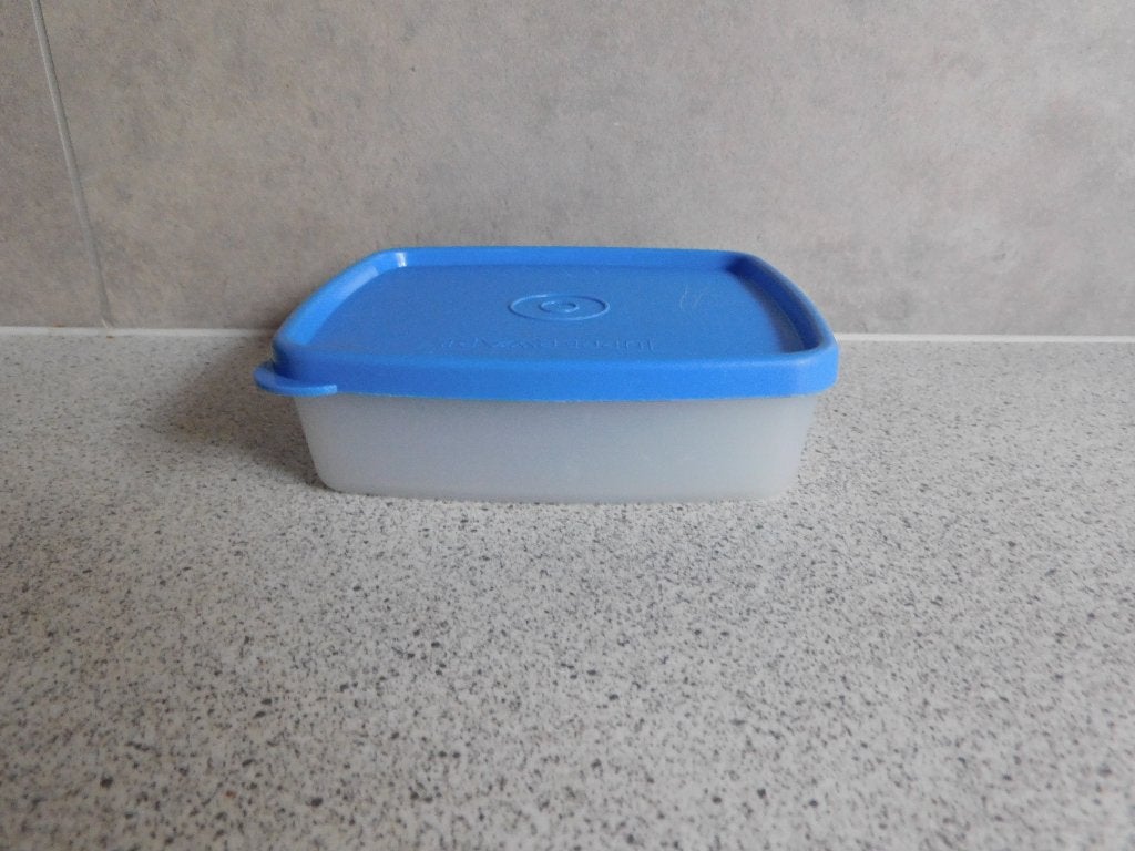 Tupperware Diepvriesdoos 250 ml. Blauw, Blauw, Beker of Kan, Ophalen of Verzenden, Zo goed als nieuw
