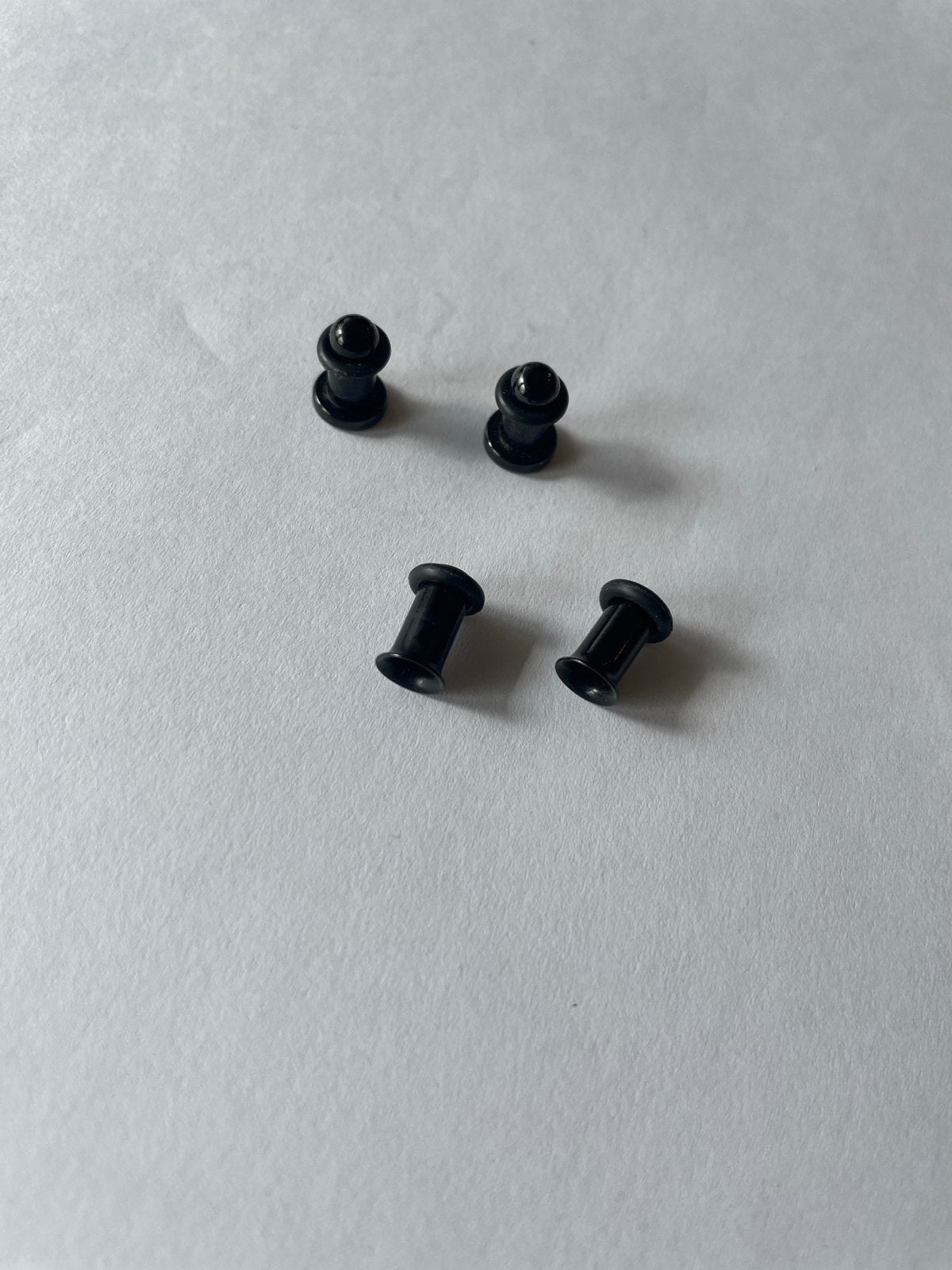 2x Paar 4mm Zwarte Oorbellen (Plug & Tunnel), Ophalen of Verzenden, Zo goed als nieuw, Overige materialen, Oor- of Traguspiercing