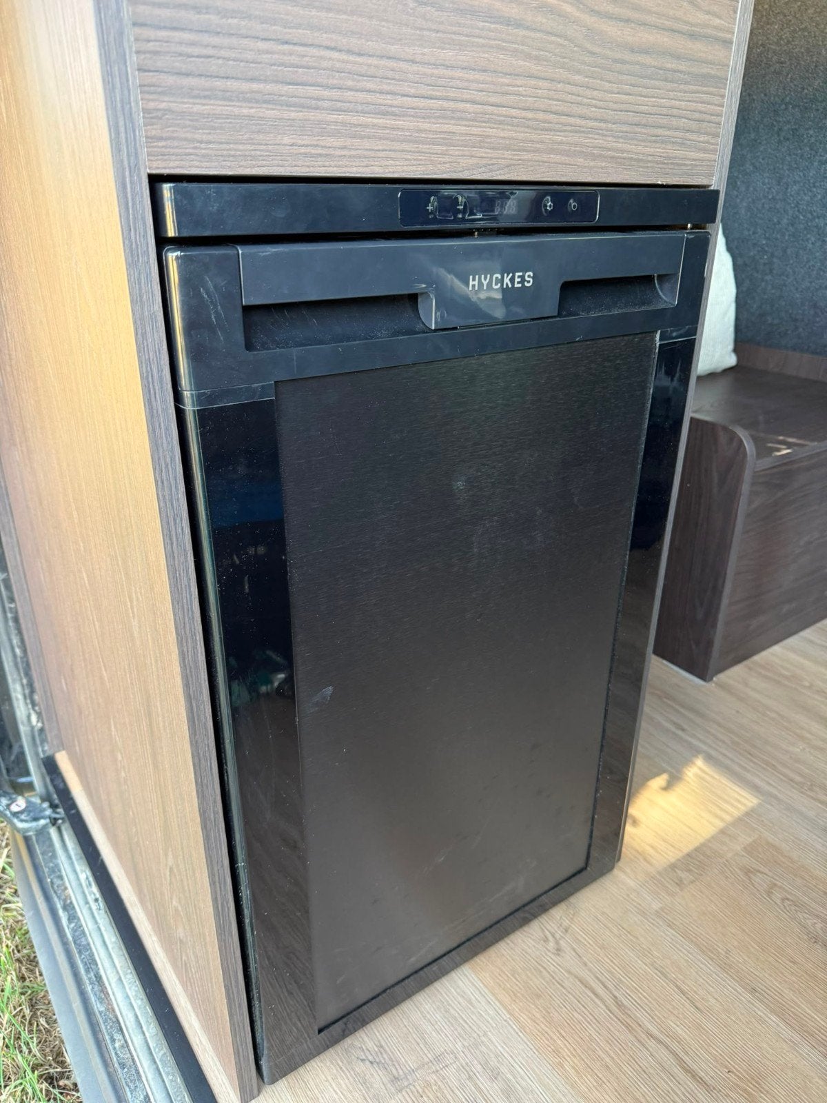 Foto 12 van Zeer nette Buscamper met nieuwe inrichting, luifel en airco